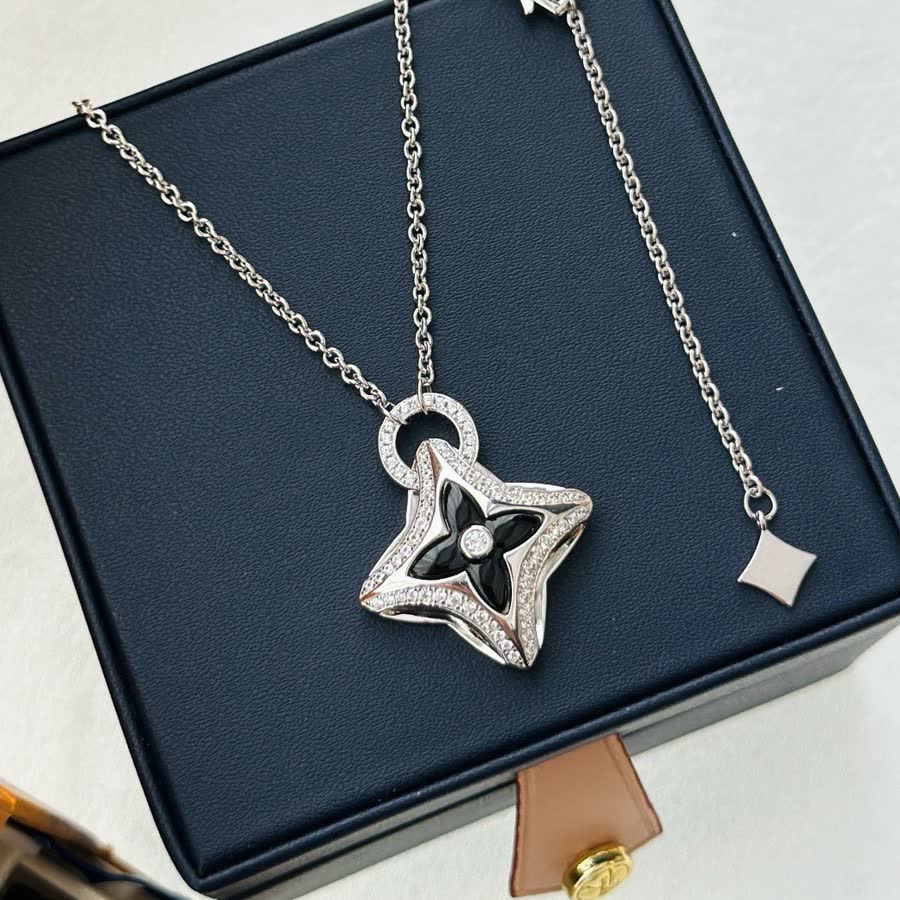 Louis Vuitton Happy Diamonds Star Pendant Necklace Louis Vuitton Happy Diamonds Star Pendant Necklace